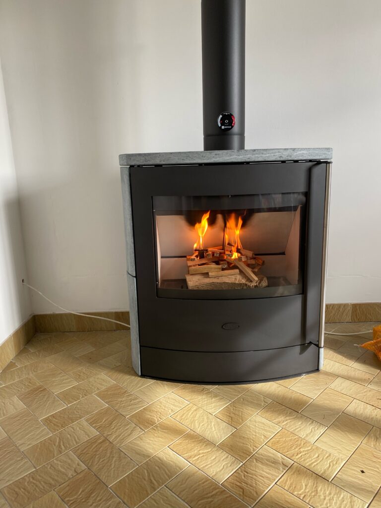 Vente , installation, poêle à bois, fireplace, adamis, pierre ollaire, sarzeau, presqu'ile de rhuys